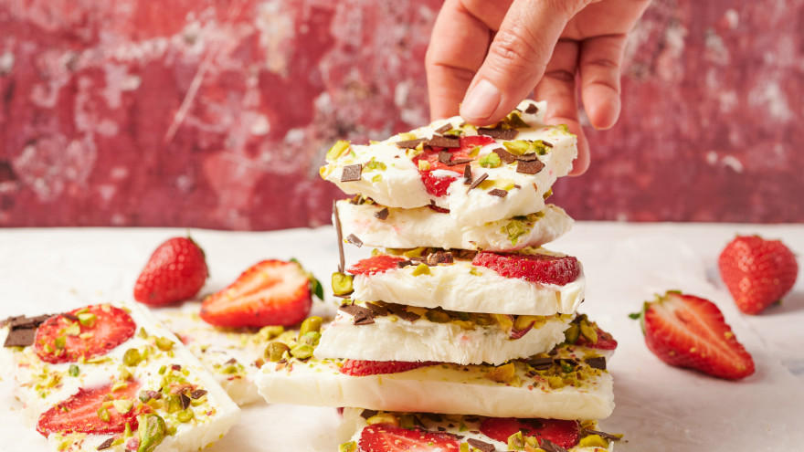 Bevroren yoghurt repen met aardbei, pistache en chocolade.