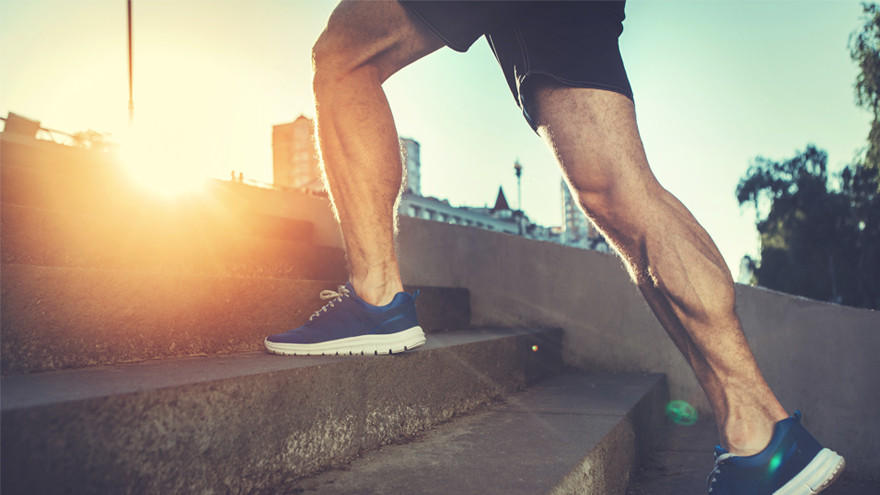 Man loopt traptreden op tijdens workout bij zonsondergang.