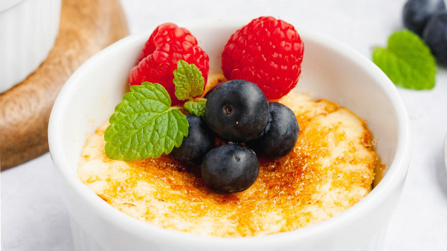 Gebrande vanillepudding met blauwe bessen en frambozen.