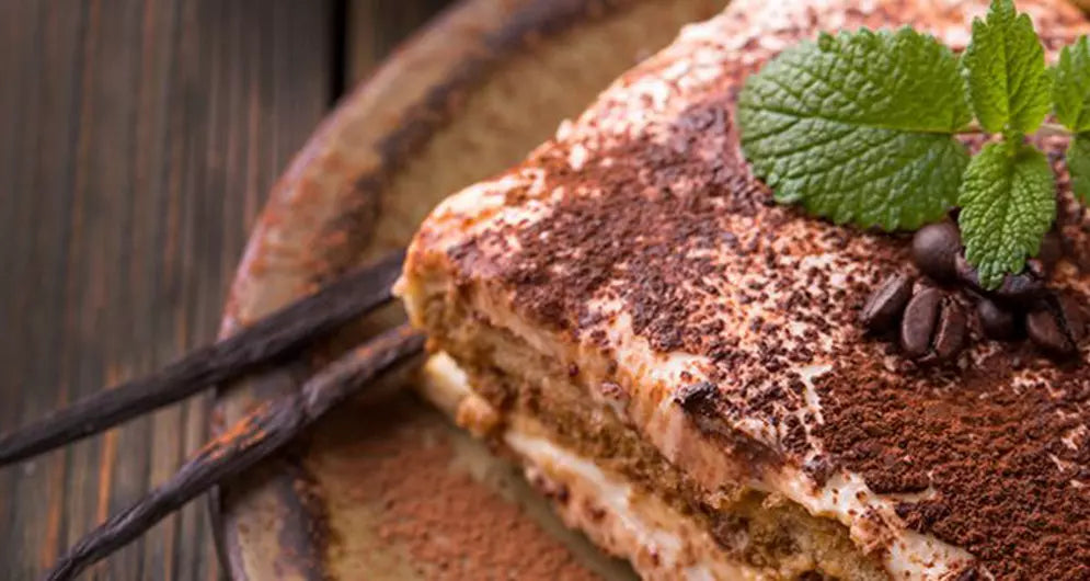 Tiramisu dessert met cacaopoeder, koffiebonen en munt.