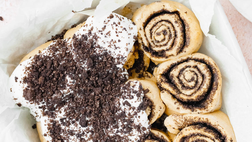 Kaneelbroodjes met Oreo topping en glazuur in bakvorm.