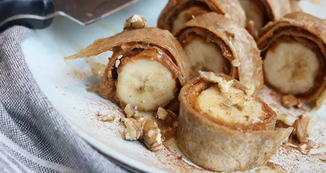 Wraprolletjes met banaan, pindakaas en noten.