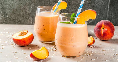 Perzik smoothie met havermout en verse munt.