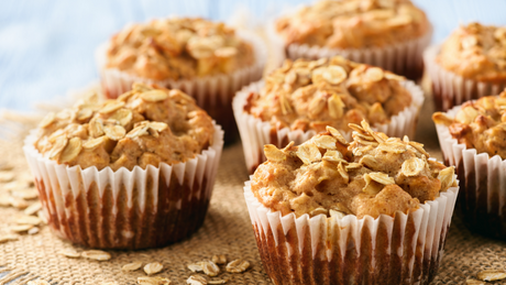 Havermoutmuffins in papieren vormpjes op jute ondergrond.