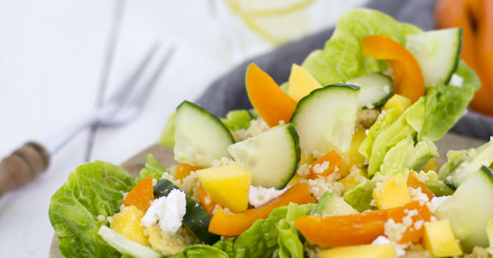 Salade fraîche de concombre, poivron, mangue et feta.