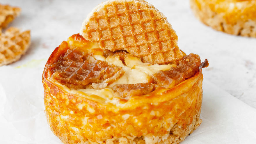 Cheesecake met stroopwafelbodem en halve stroopwafel bovenop.