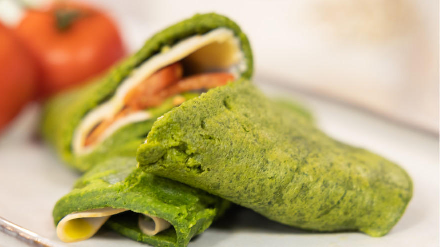 Groene wrap met kaas en tomaatvulling.