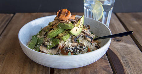 Bol de quinoa avec avocat, champignons et légumes.